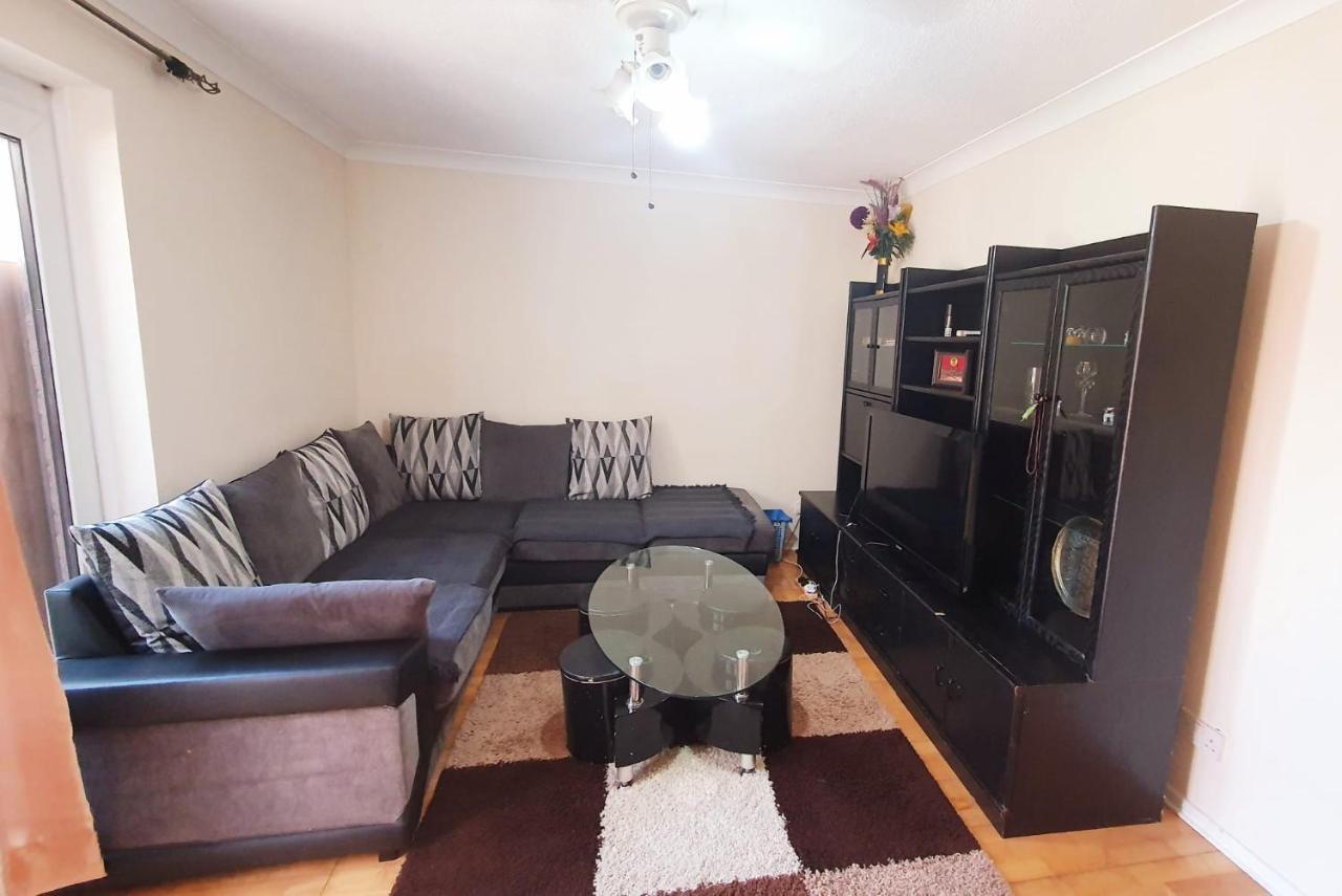 1 Bedroom Apartment Close To Slough Train Station Exteriér fotografie